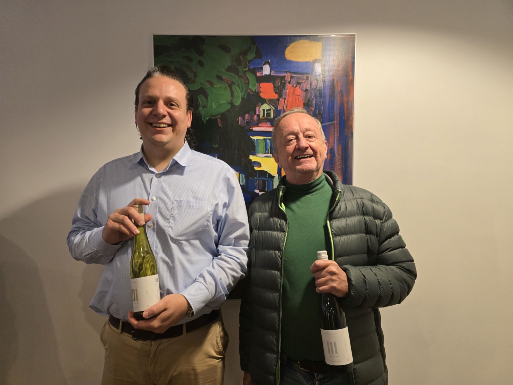 Eine Flasche Wein auch für den 3. Platz: José Filler und Jan Siegel