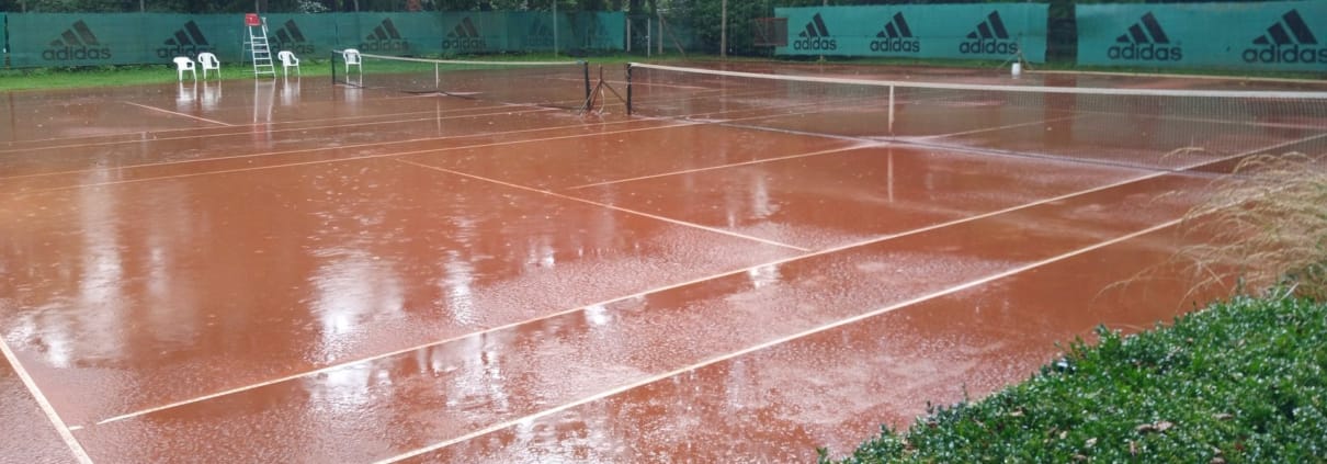 Tennisanlage im Regen